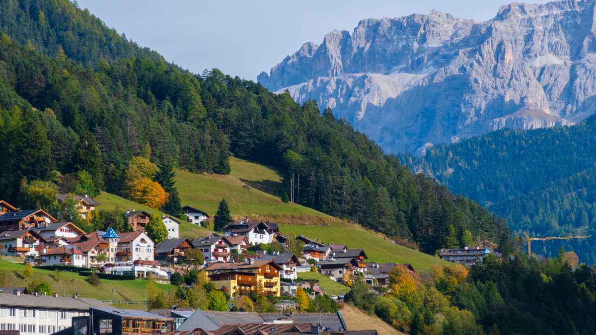 Come raggiungere l’Alpe di Siusi da Ortisei: guida aggiornata per il 2026